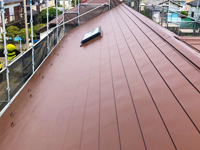 既存の屋根材の上から新規屋根材を被せるカバー工法で工事