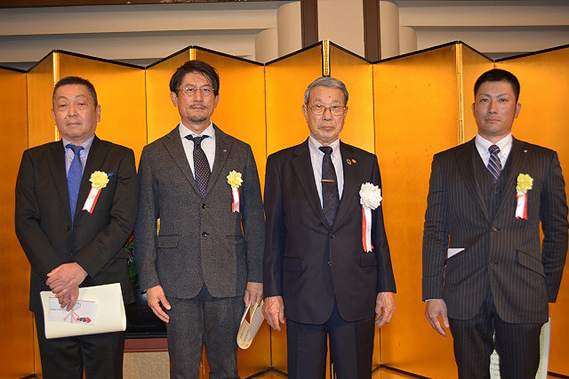 市川理事長と表彰された組合員の皆様