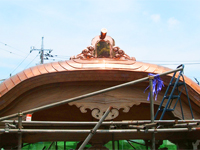 寺院の山門 伝統的な唐破風の屋根