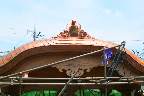 寺院の山門 伝統的な唐破風の屋根
