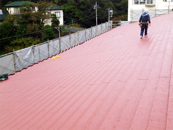 市立小学校の体育館の屋根を葺替え