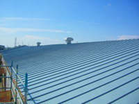 川崎市沿海部にある約1,000m²の物流倉庫の屋根工事