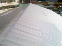 小田原市 自動車販売会社 様：レージ棟の屋根をカバー工法で改修